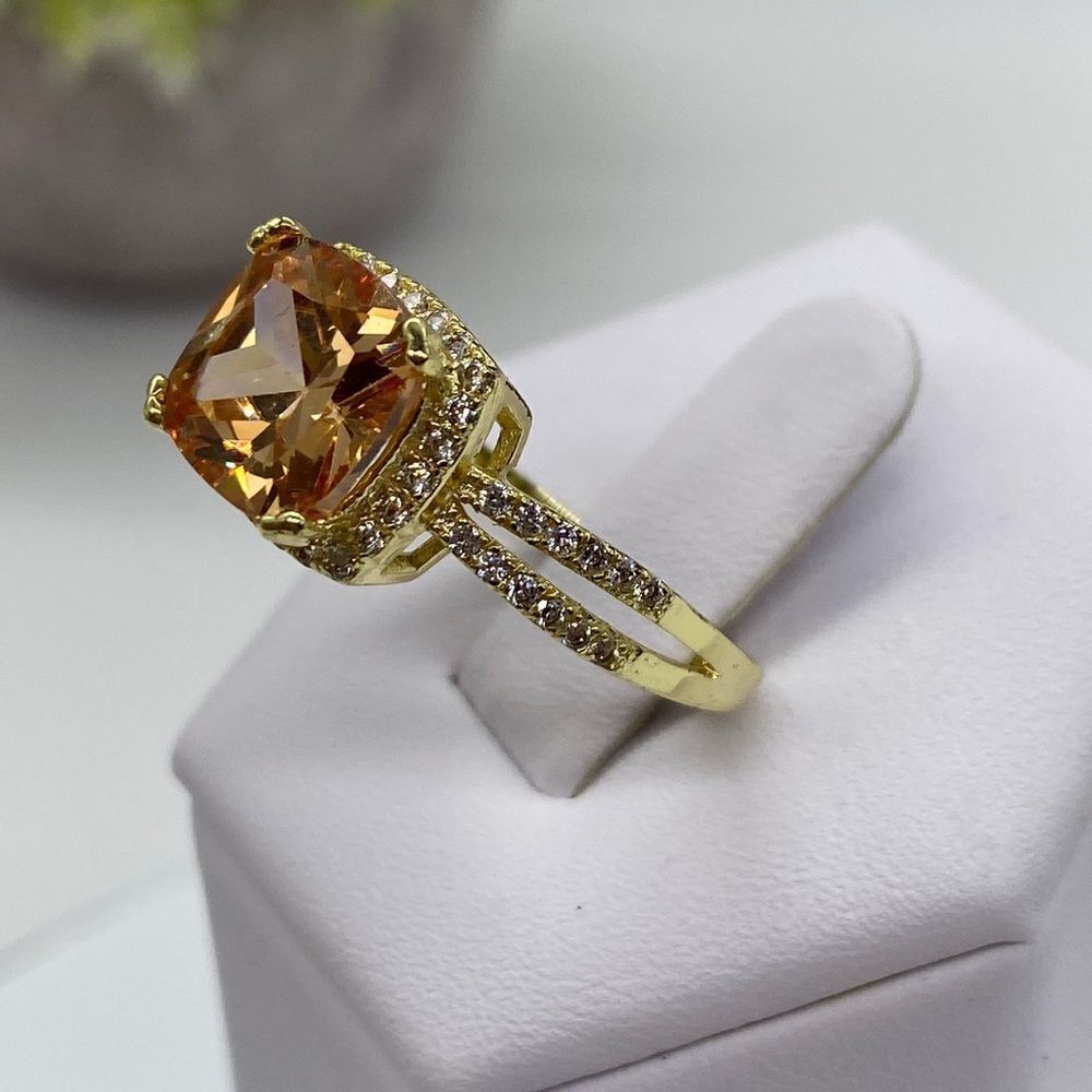 Elegant Gold and Orange Gemstone Ring